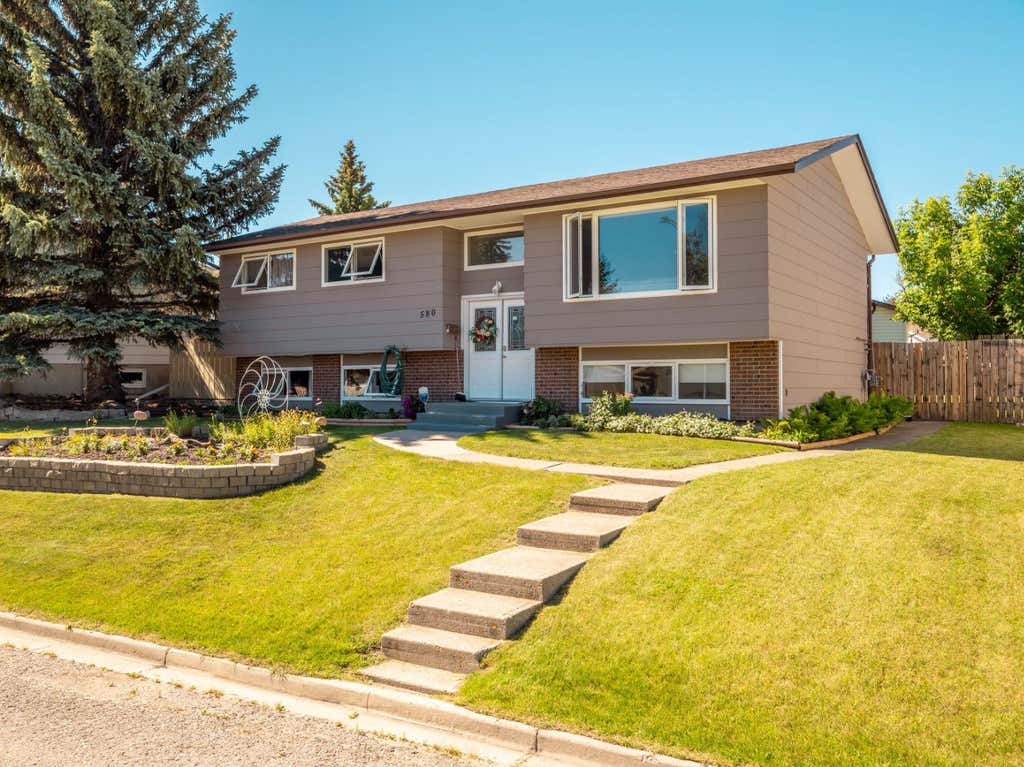 Photo of 580 McDougall Street, Pincher Creek, AB T0K 1W0 (MLS # A2328498)