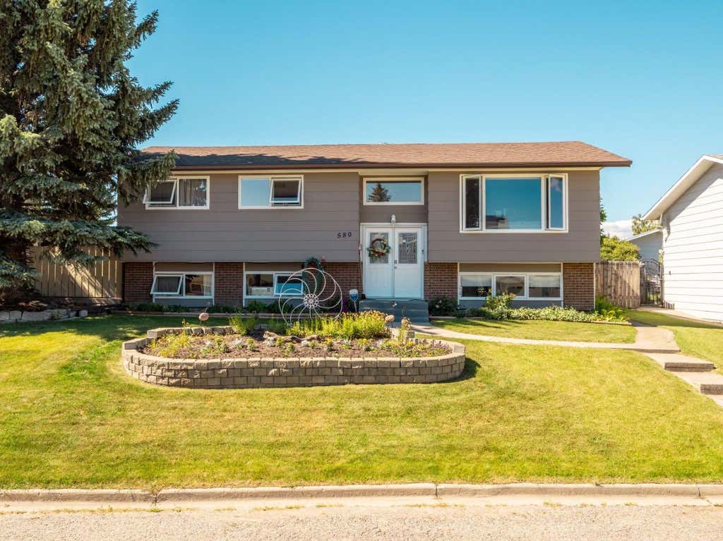 Photo of 580 McDougall Street, Pincher Creek, AB T0K 1W0 (MLS # A2328498)