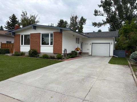 Photo of 1032 Cantabrian Drive SW, Calgary, AB T2W 1L7 (MLS # A2325947)