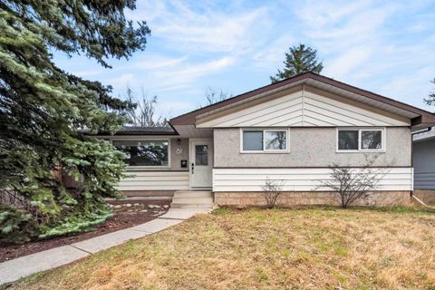Photo of 81 Westminster Drive SW, Calgary, AB T3C 2T2 (MLS # A2304426)