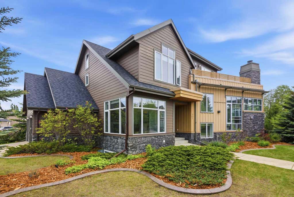 Photo of 361 Discovery Ridge Way SW, Calgary, AB T3H 5S8 (MLS # A2320360)
