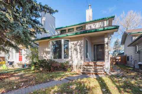 19 Woodglen Grove SW Calgary AB T2W 4J9