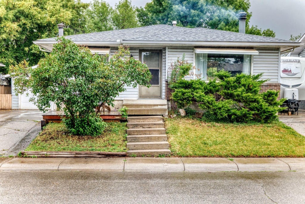 Photo of 1949 LYTTON Crescent SE, Calgary, AB T2C 1K9 (MLS # A2337494)