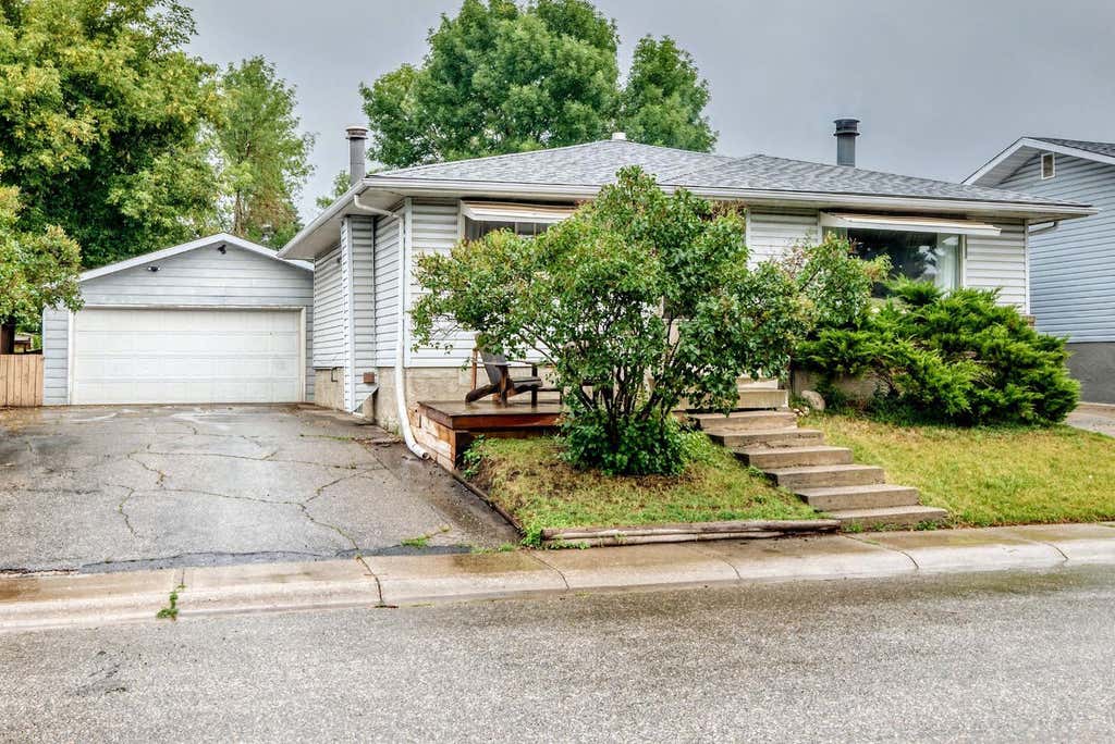 Photo of 1949 LYTTON Crescent SE, Calgary, AB T2C 1K9 (MLS # A2337494)