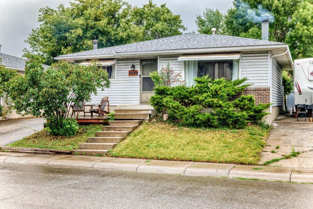 Photo of 1949 LYTTON Crescent SE, Calgary, AB T2C 1K9 (MLS # A2337494)