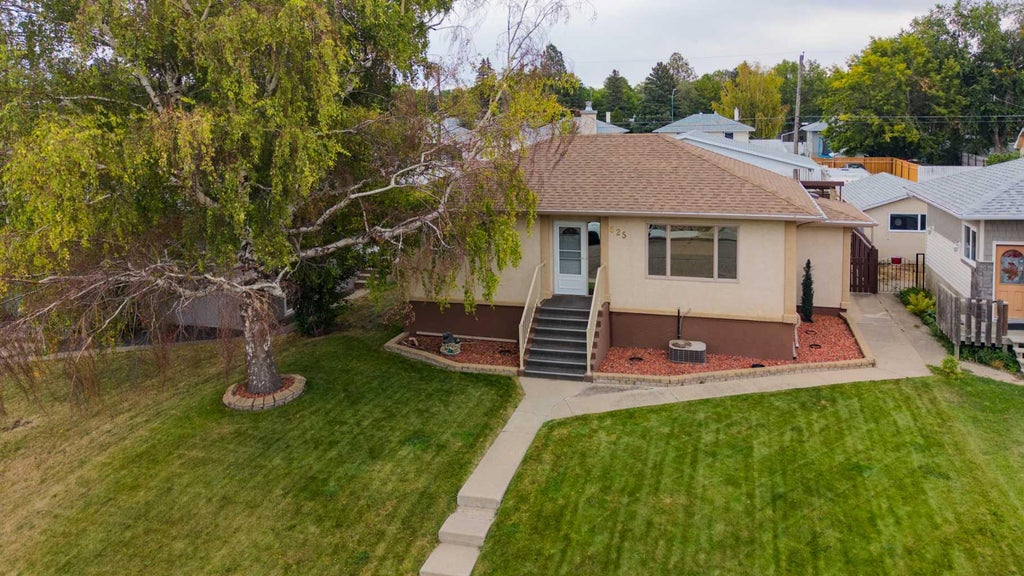 Photo of 625 10 Street N, Lethbridge, AB T1H 2E1 (MLS # A2343042)