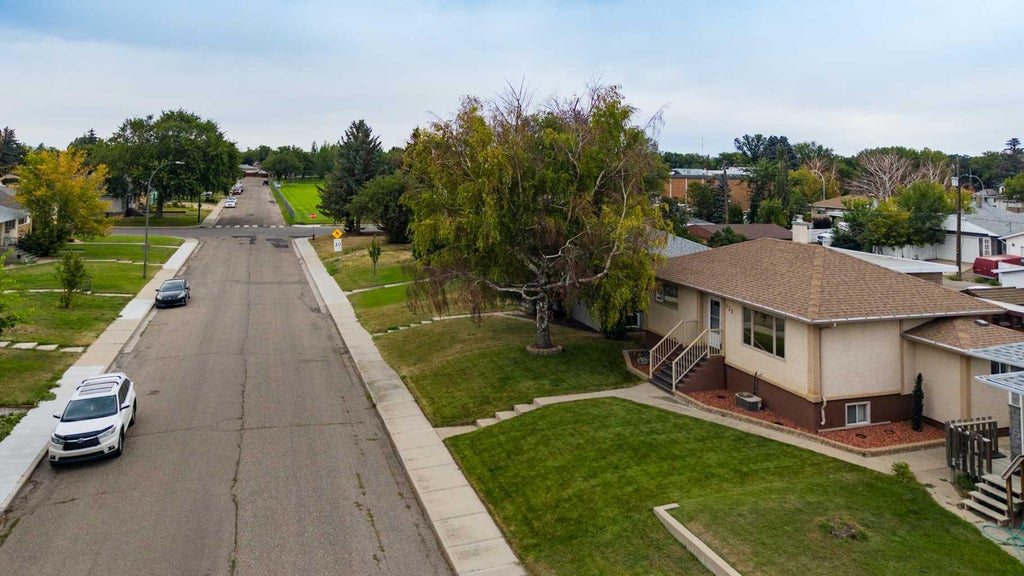 Photo of 625 10 Street N, Lethbridge, AB T1H 2E1 (MLS # A2343042)