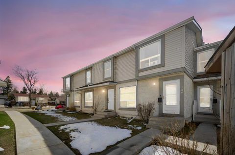 Photo of 104 Deer Ridge Lane SE, Calgary, AB T2J 6N4 (MLS # A2303883)