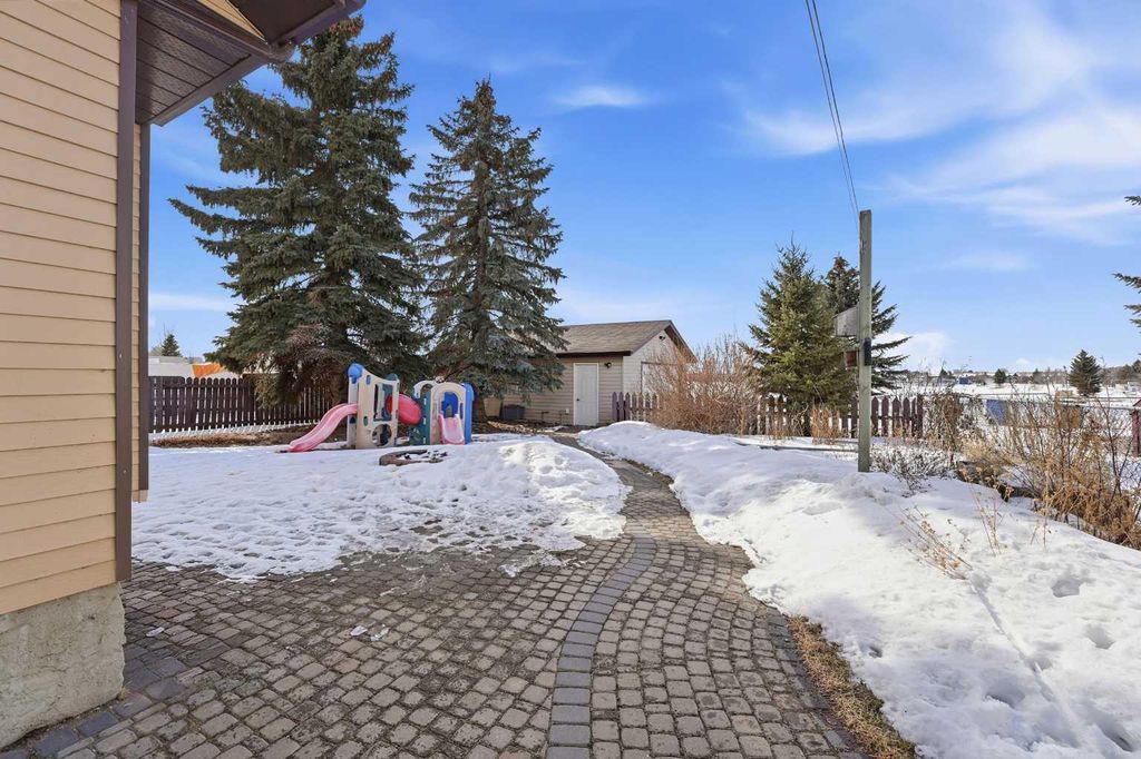 Photo of 4419 57 Avenue, Innisfail, AB T4G 1K8 (MLS # A2290256)