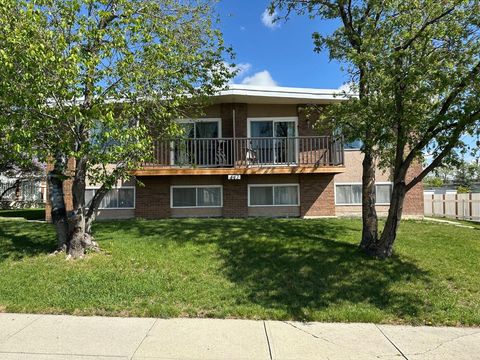 447 Huntsville Crescent NW Calgary AB T3K 4W3