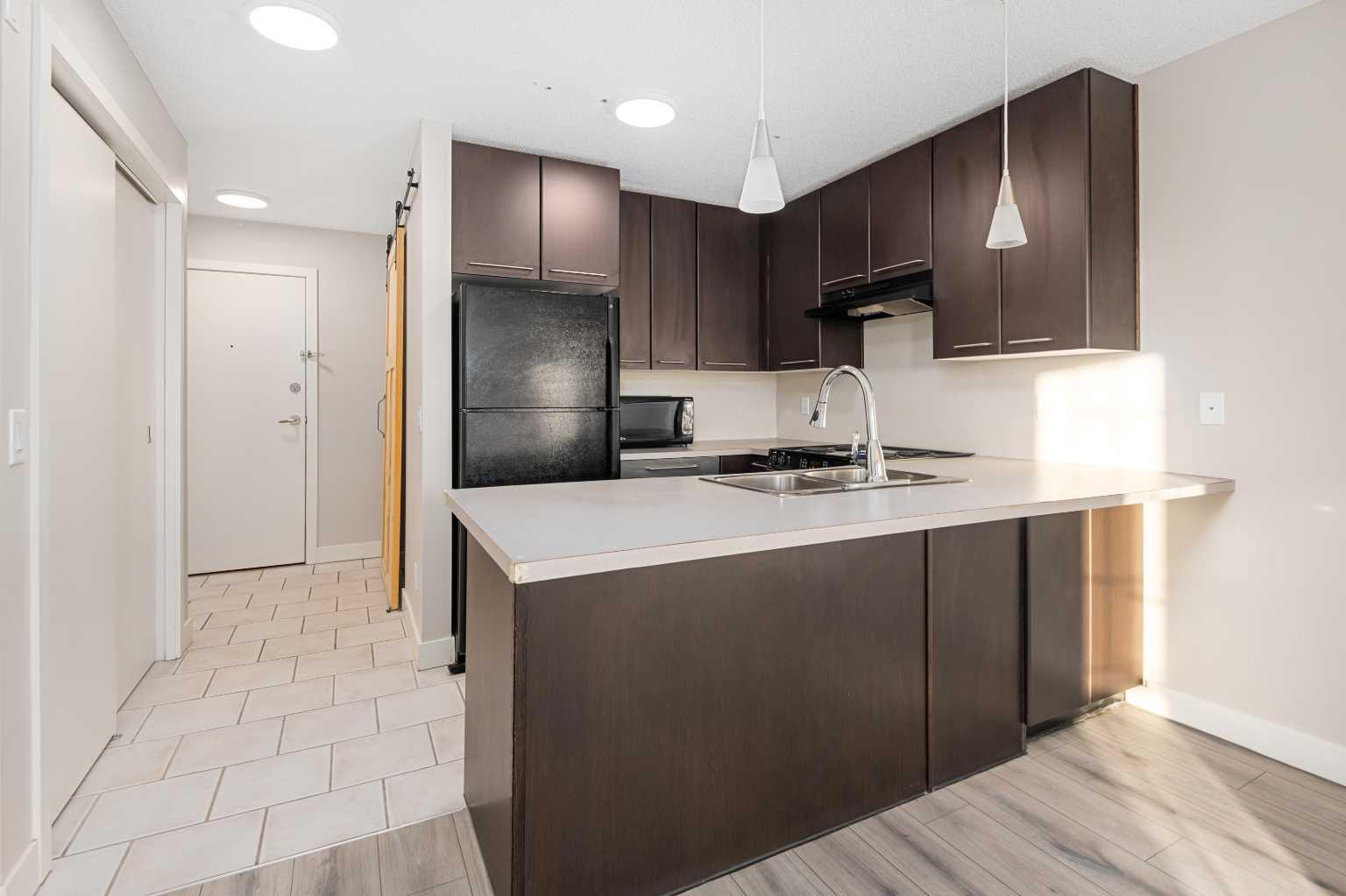 35 Richard Court SW 456