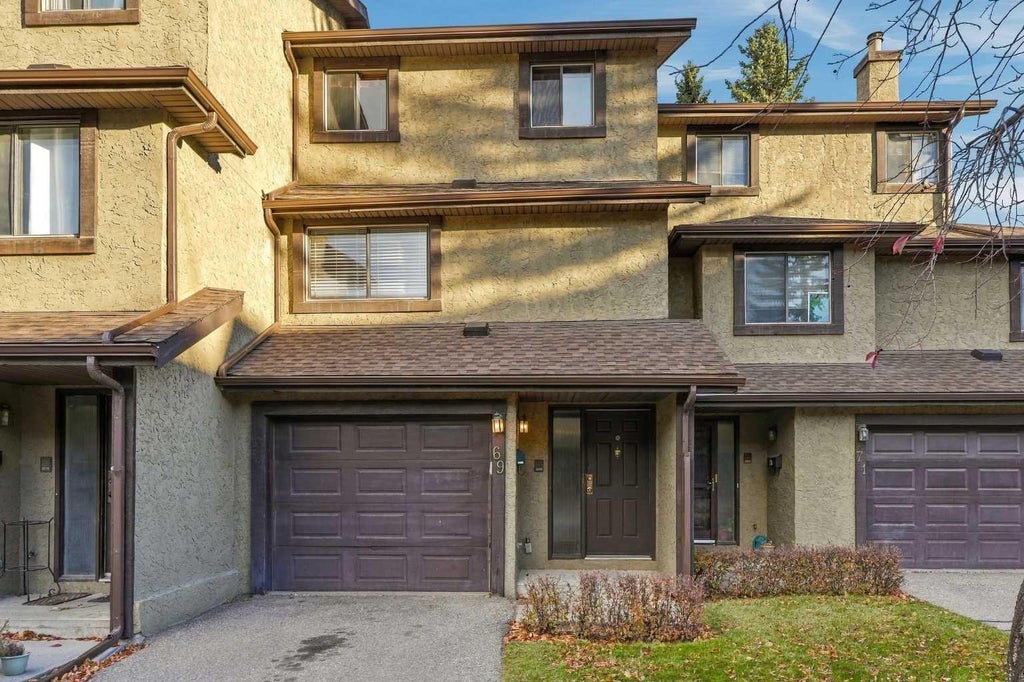 Photo of 69 Glamis Gardens SW, Calgary, AB T3E 6S4 (MLS # A2352743)