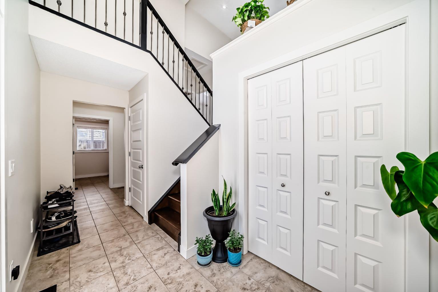 612 Montgomery Close SE