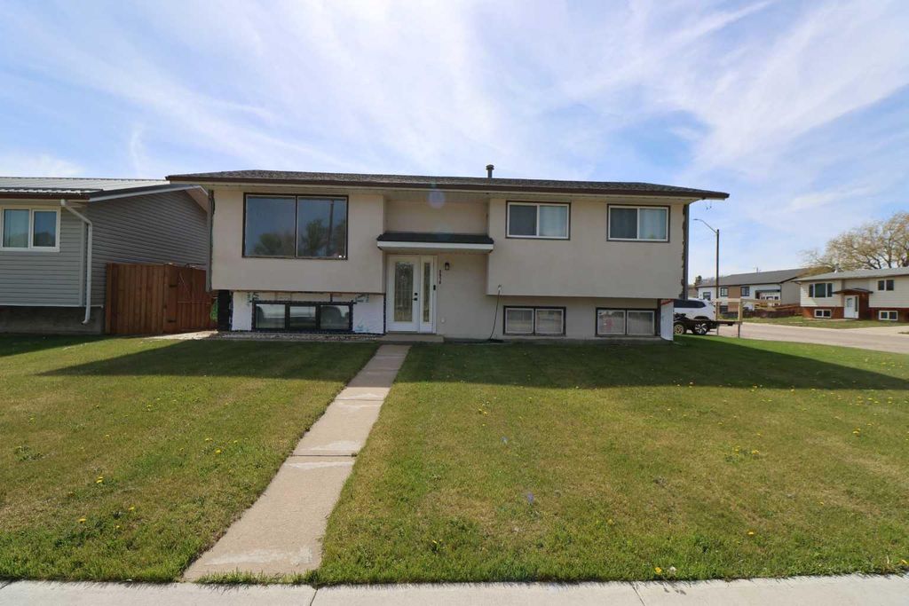 Photo of 3918 52 st St, Taber, AB T1G 1B7 (MLS # A2310737)