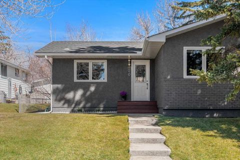 Photo of 20 Brampton Crescent SW, Calgary, AB T2W 0Y4 (MLS # A2304005)