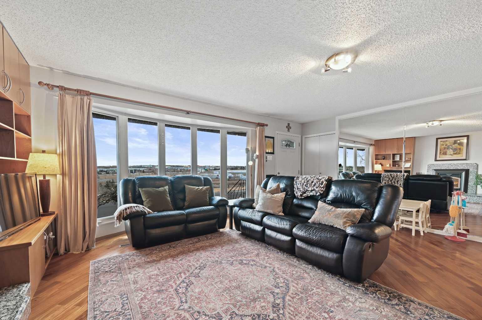 719 Blackthorn Road NE