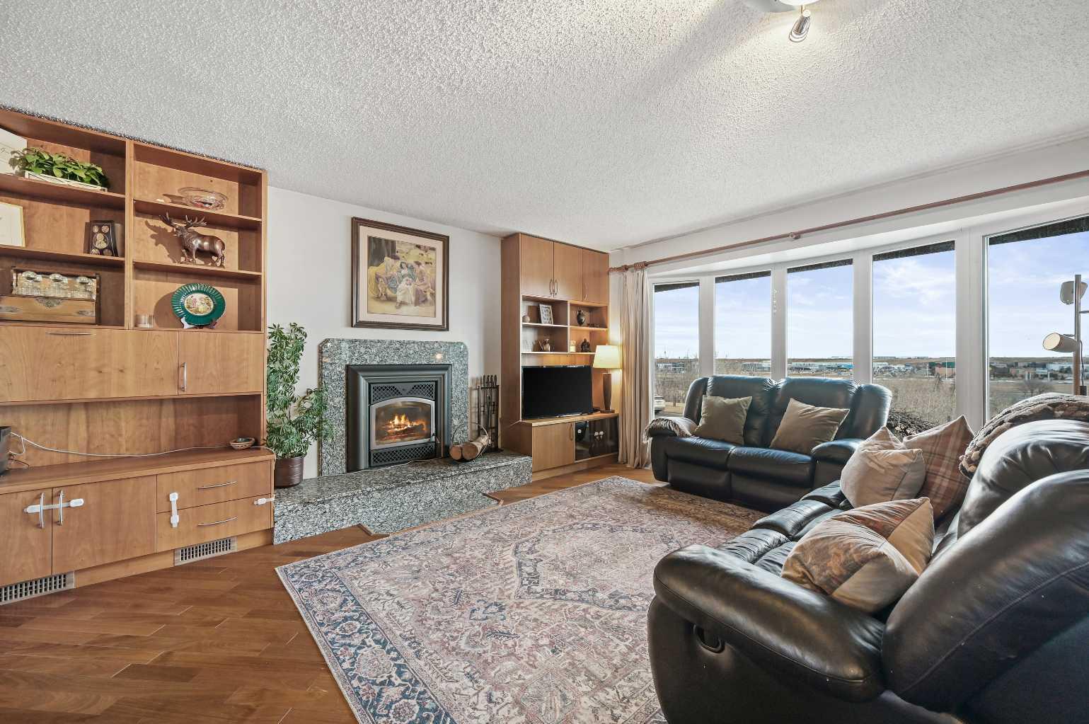 719 Blackthorn Road NE