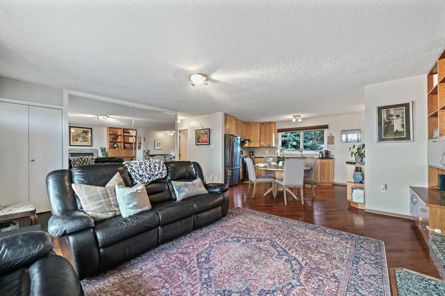 719 Blackthorn Road NE