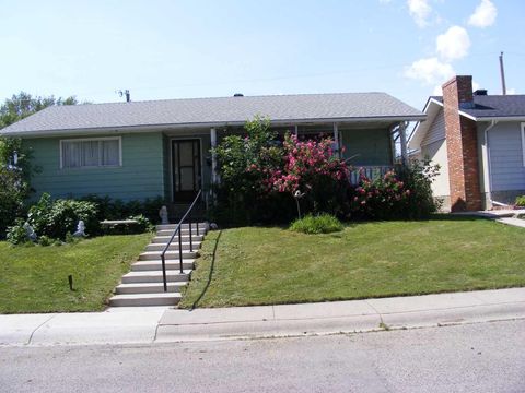 Photo of 911 Penmeadows Road SE, Calgary, AB T2H 3R1 (MLS # A2328445)