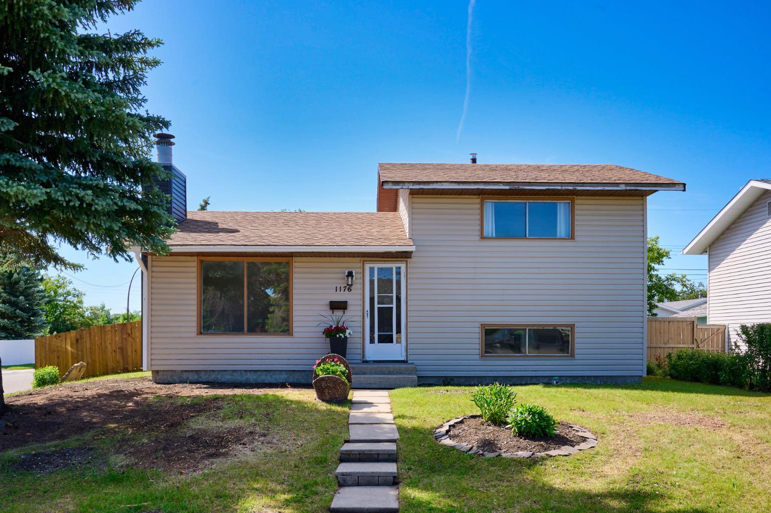 1176 Penrith Crescent SE