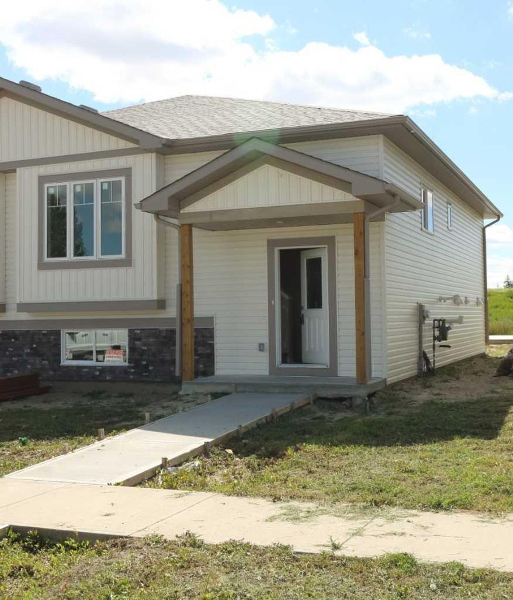 Photo of 443 Henricks Drive, Irricana, AB T0M 1G0 (MLS # A2294712)