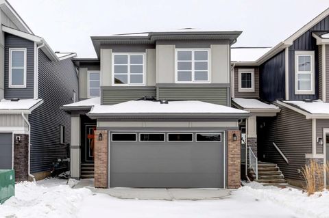 124 Carringvue Place NW Calgary AB T3P 2G5