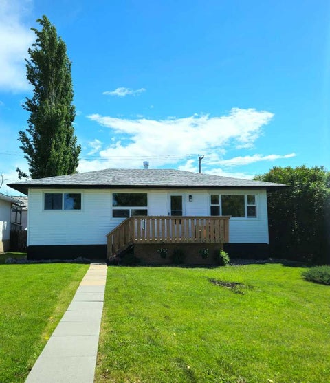 Photo of 2133 21 Avenue, Bowden, AB T0M 0K0 (MLS # A2322599)