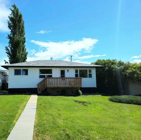 Photo of 2133 21 Avenue, Bowden, AB T0M 0K0 (MLS # A2322599)