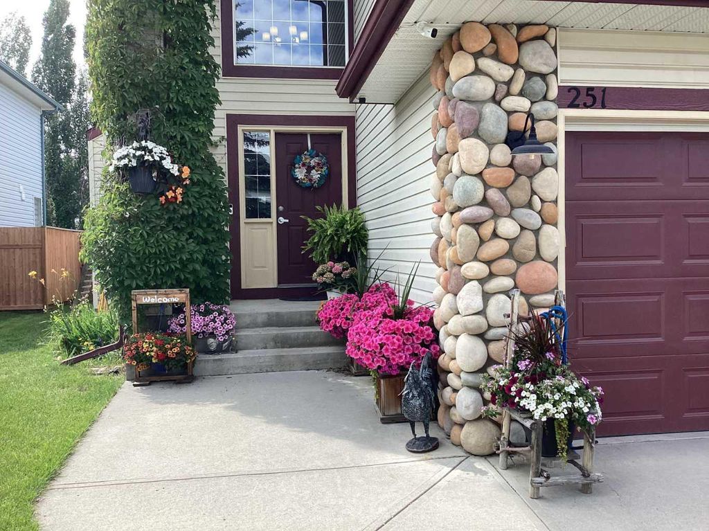 Photo of 251 Lakeview Cove, Chestermere, AB T1X 1E7 (MLS # A2289312)