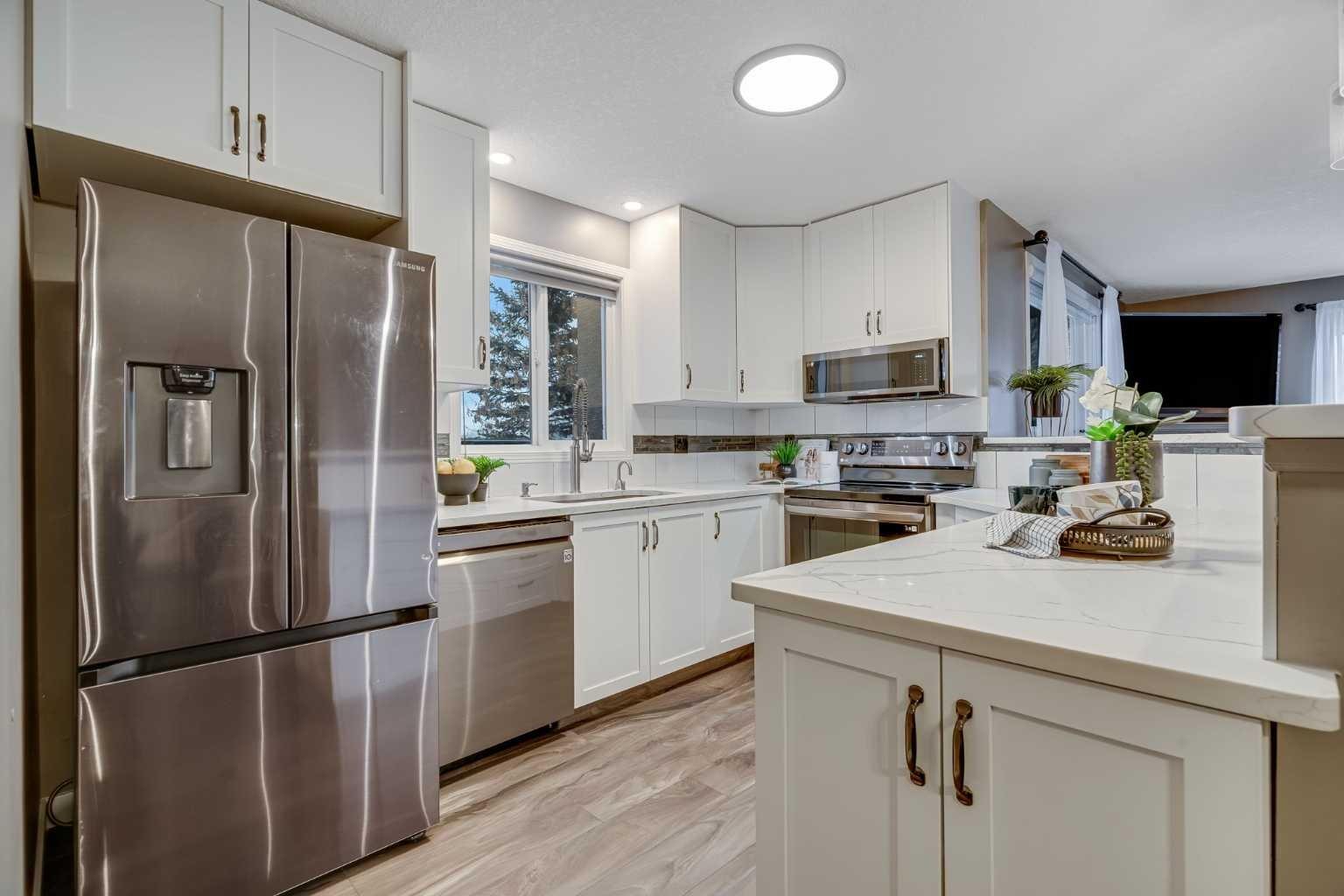 304 Mackenzie Way SW 8128