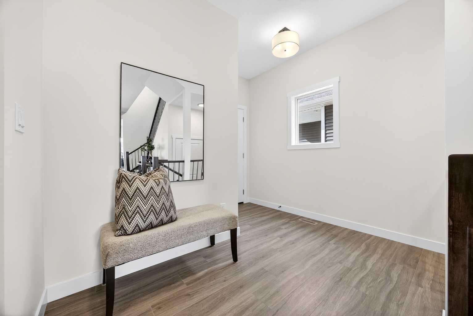 1086 Bayview Crescent SW