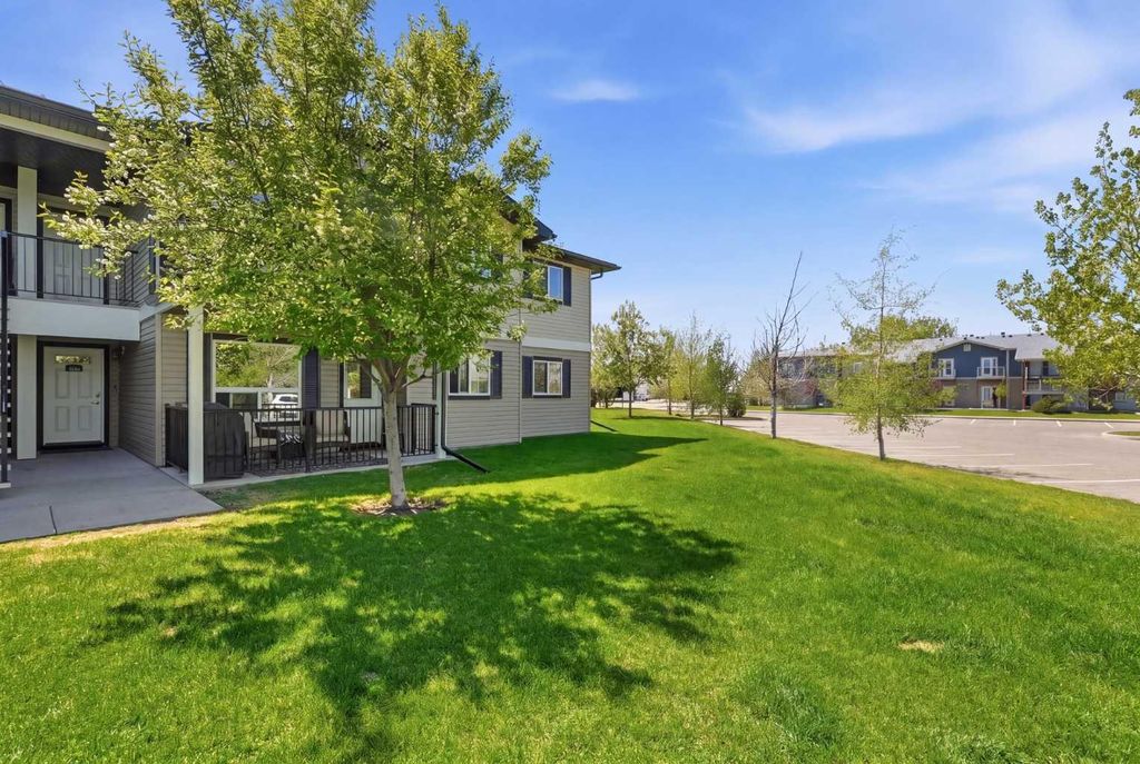 Photo of 8 Bayside Place #400, Strathmore, AB T1P 0E1 (MLS # A2314352)