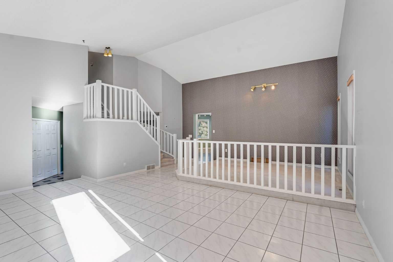 84 Strathlorne Crescent SW