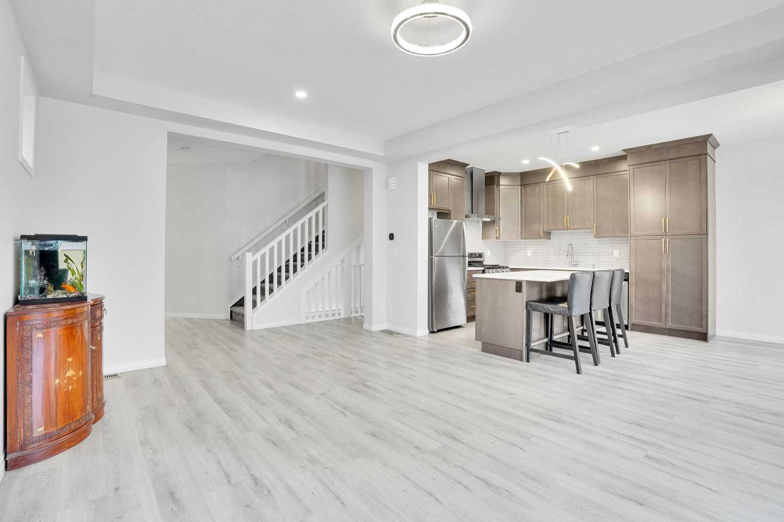 192 Carrington Crescent NW