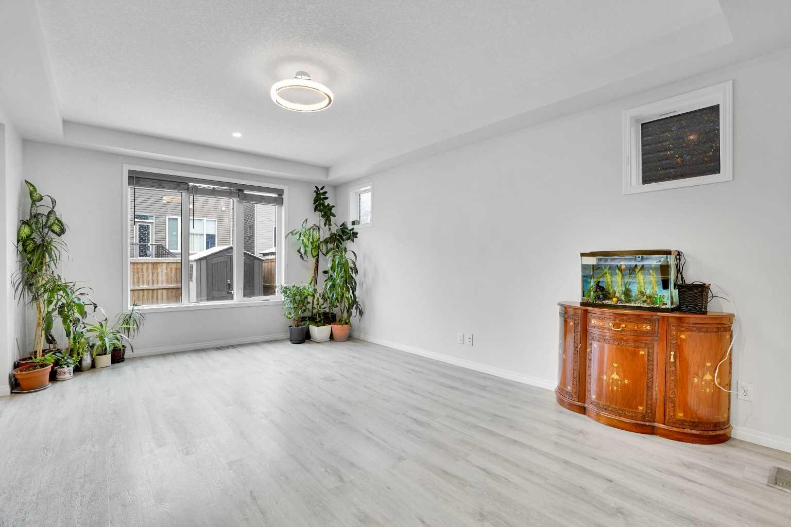 192 Carrington Crescent NW