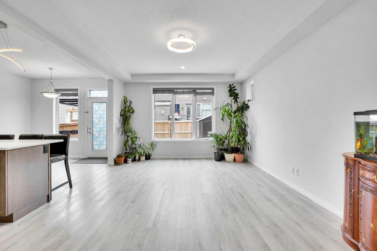 192 Carrington Crescent NW