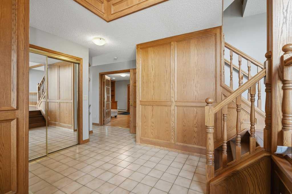 119 Strathbury Bay SW