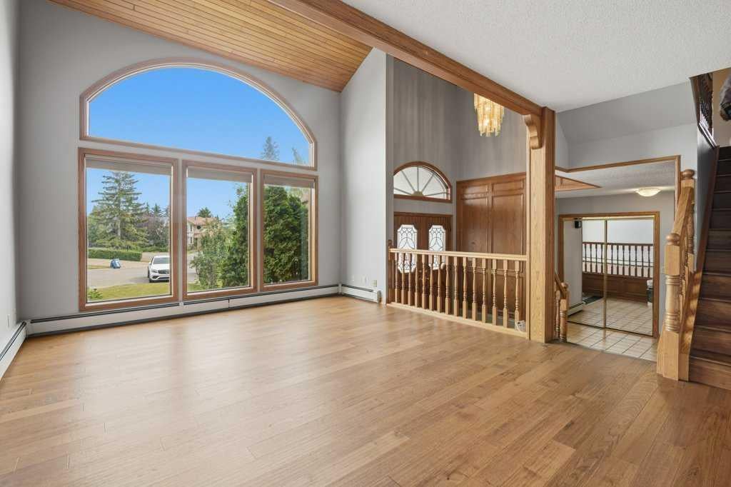 119 Strathbury Bay SW