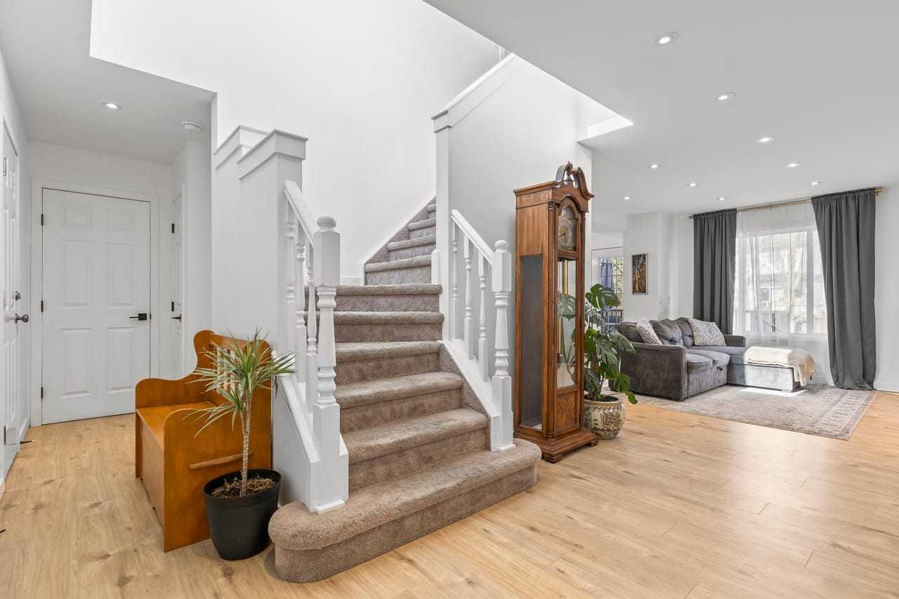 72 Crystalridge Crescent