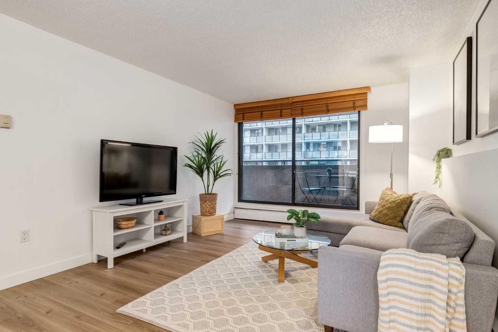 Photo of 718 12 Avenue SW #206, Calgary, AB T2R 0H7 (MLS # A2278007)