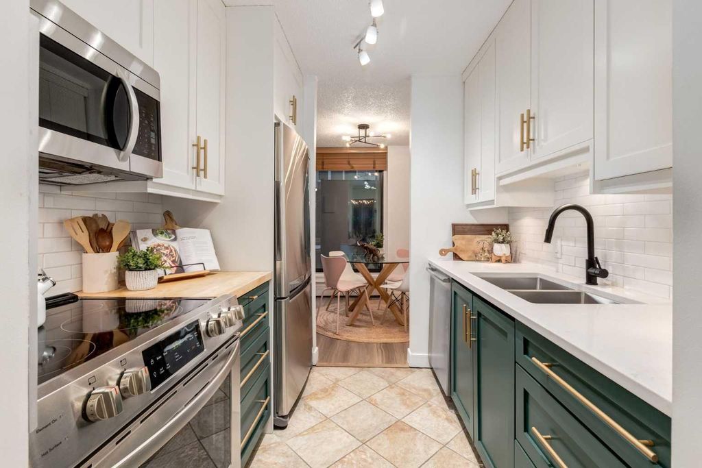 Photo of 718 12 Avenue SW #206, Calgary, AB T2R 0H7 (MLS # A2278007)