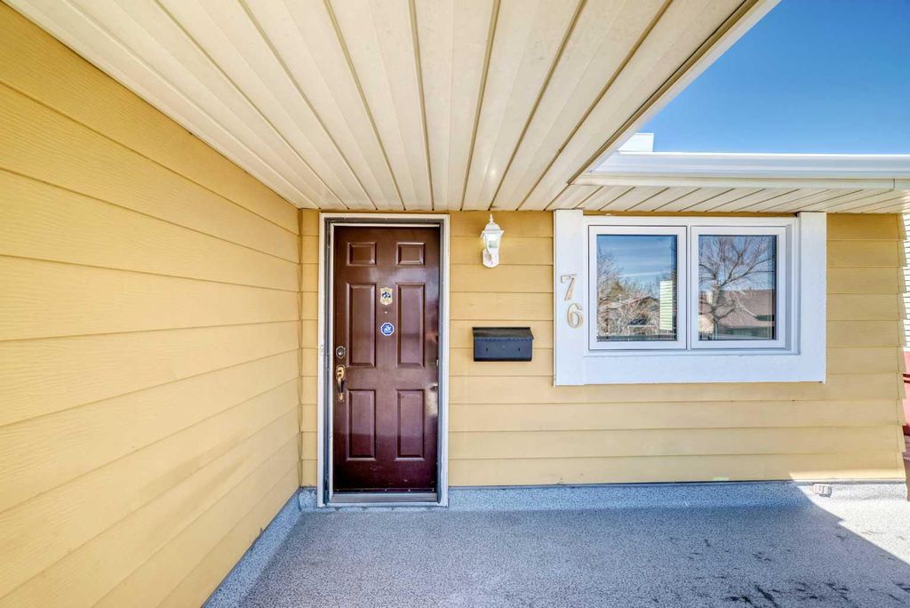 Photo of 76 Berkshire Court NW, Calgary, AB T3K 1Z5 (MLS # A2307699)
