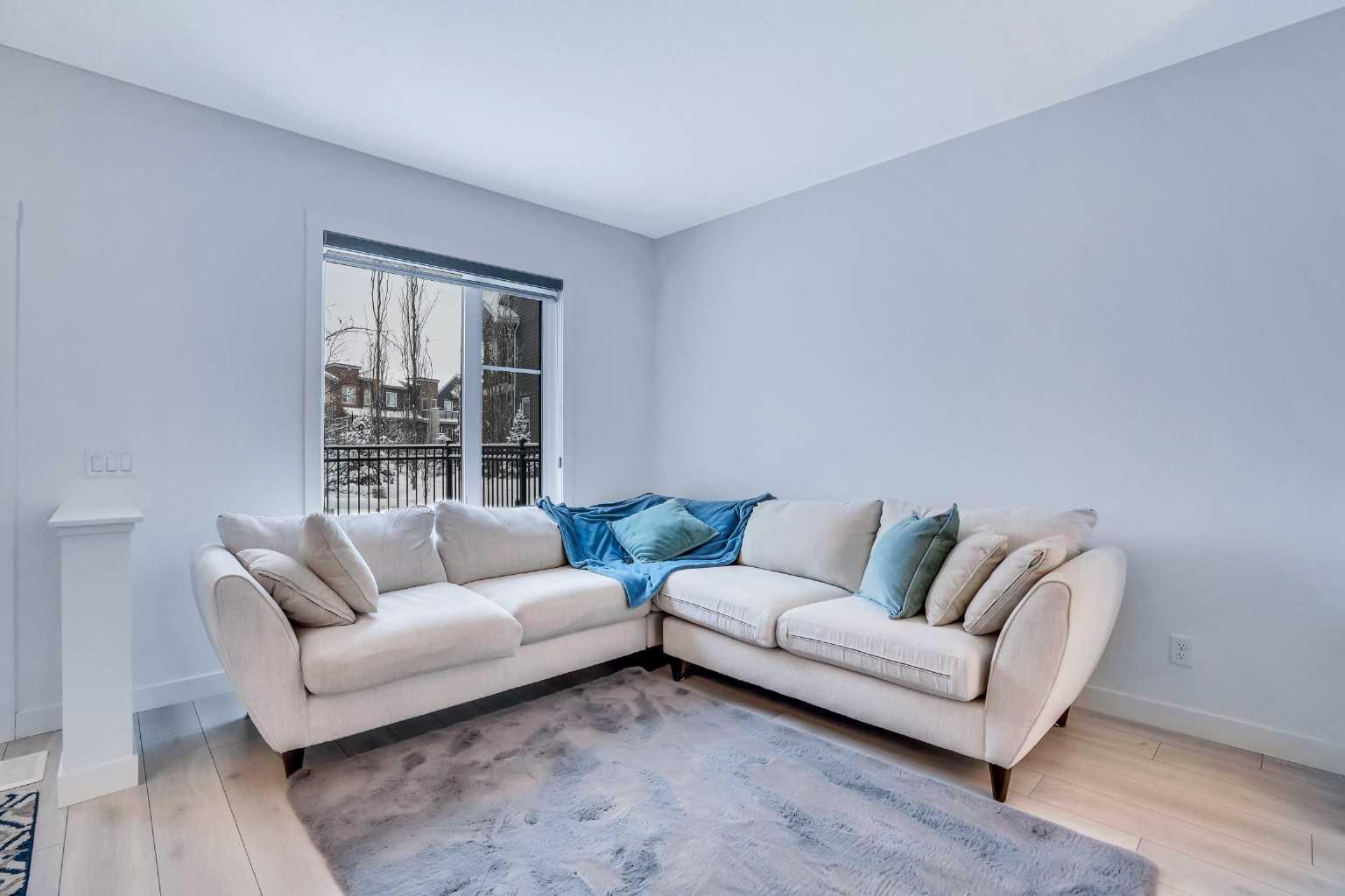 160 Livingston Common NE