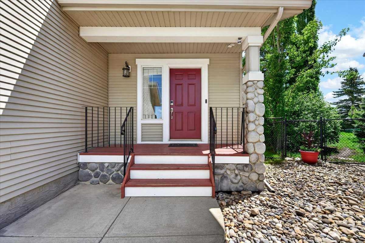 18 Cougarstone Bay SW