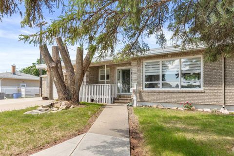 Photo of 890 Hargrave Way NW, Medicine Hat, AB T1A 6Y9 (MLS # A2324030)