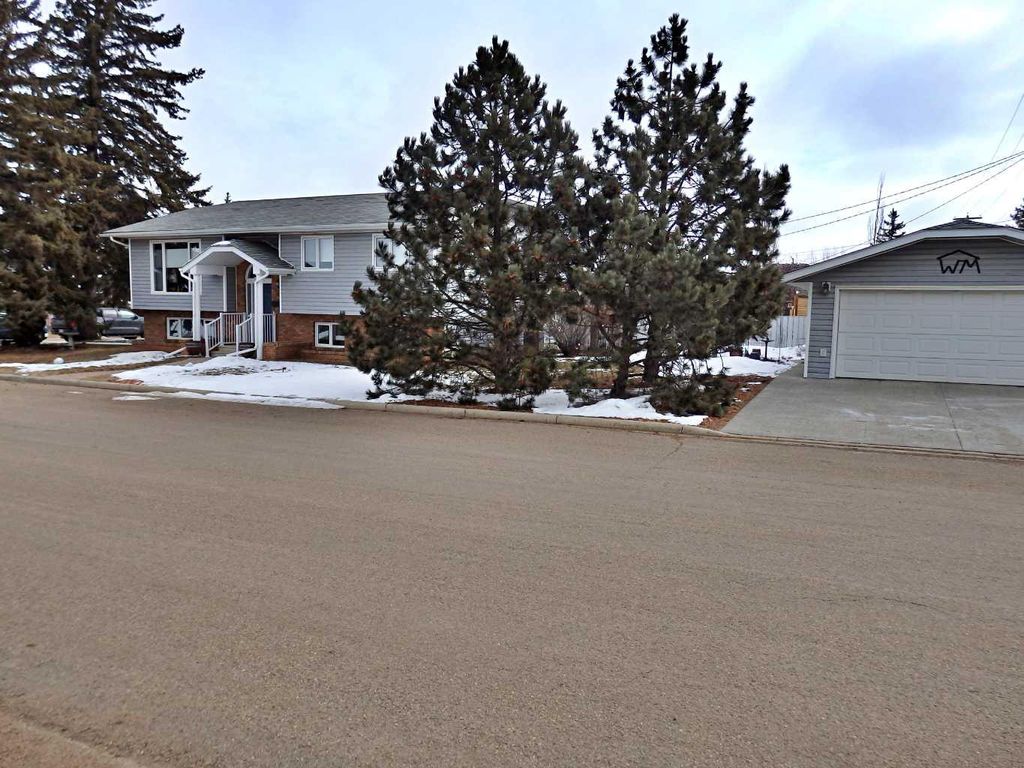 Photo of 5115 Riverside Drive, Vermilion, AB T9X 1T8 (MLS # A2295777)