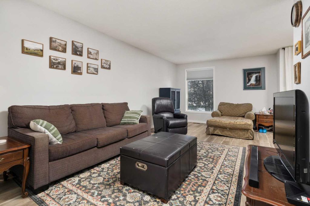 Photo of 4118 60 Street St #4, Camrose, AB T4V 3G7 (MLS # A2286940)