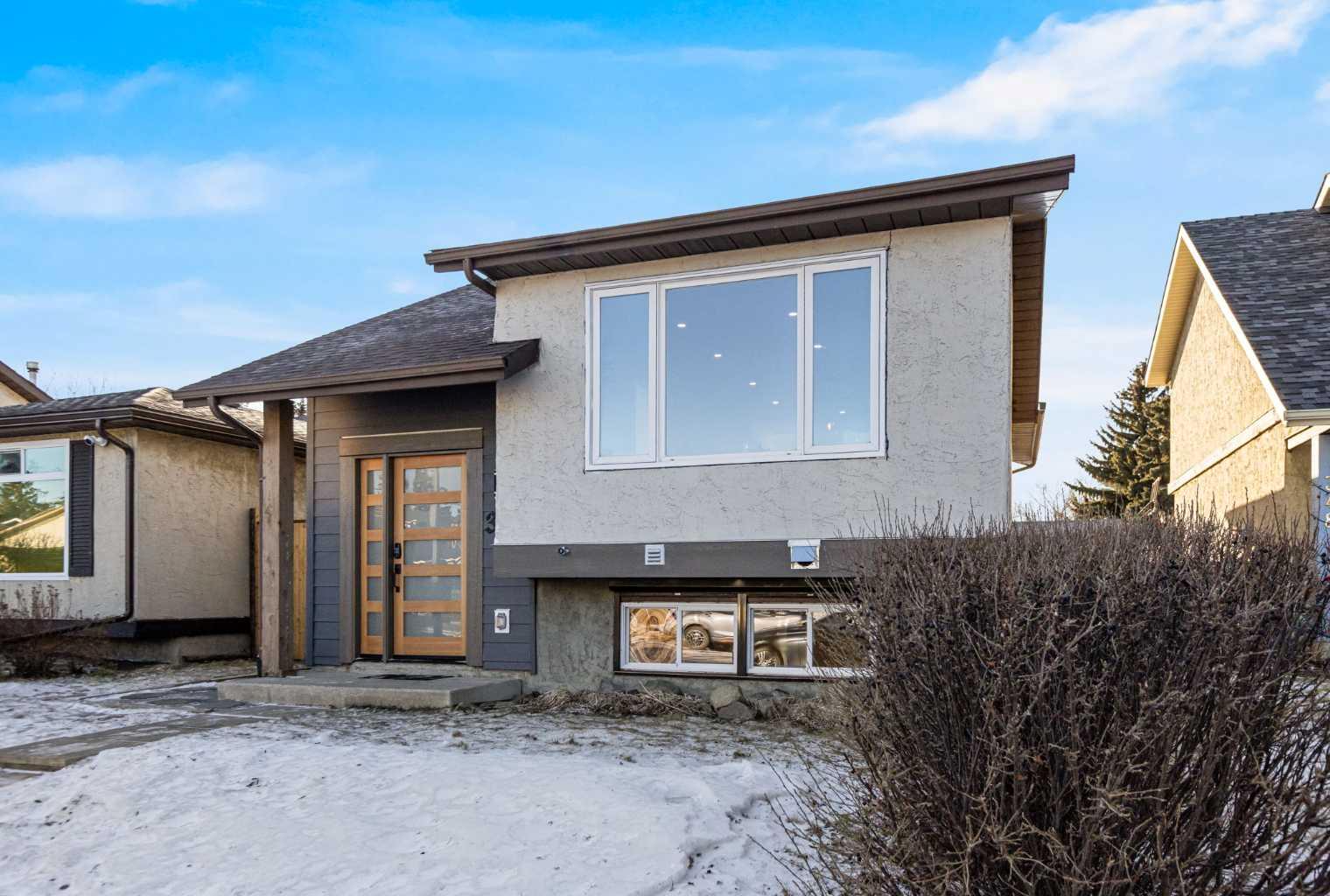 352 Abinger Crescent NE