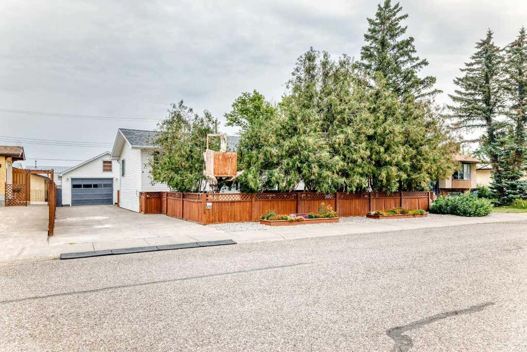 Photo of 613 11 Street, Fort Macleod, AB T0L 0Z0 (MLS # A2339161)