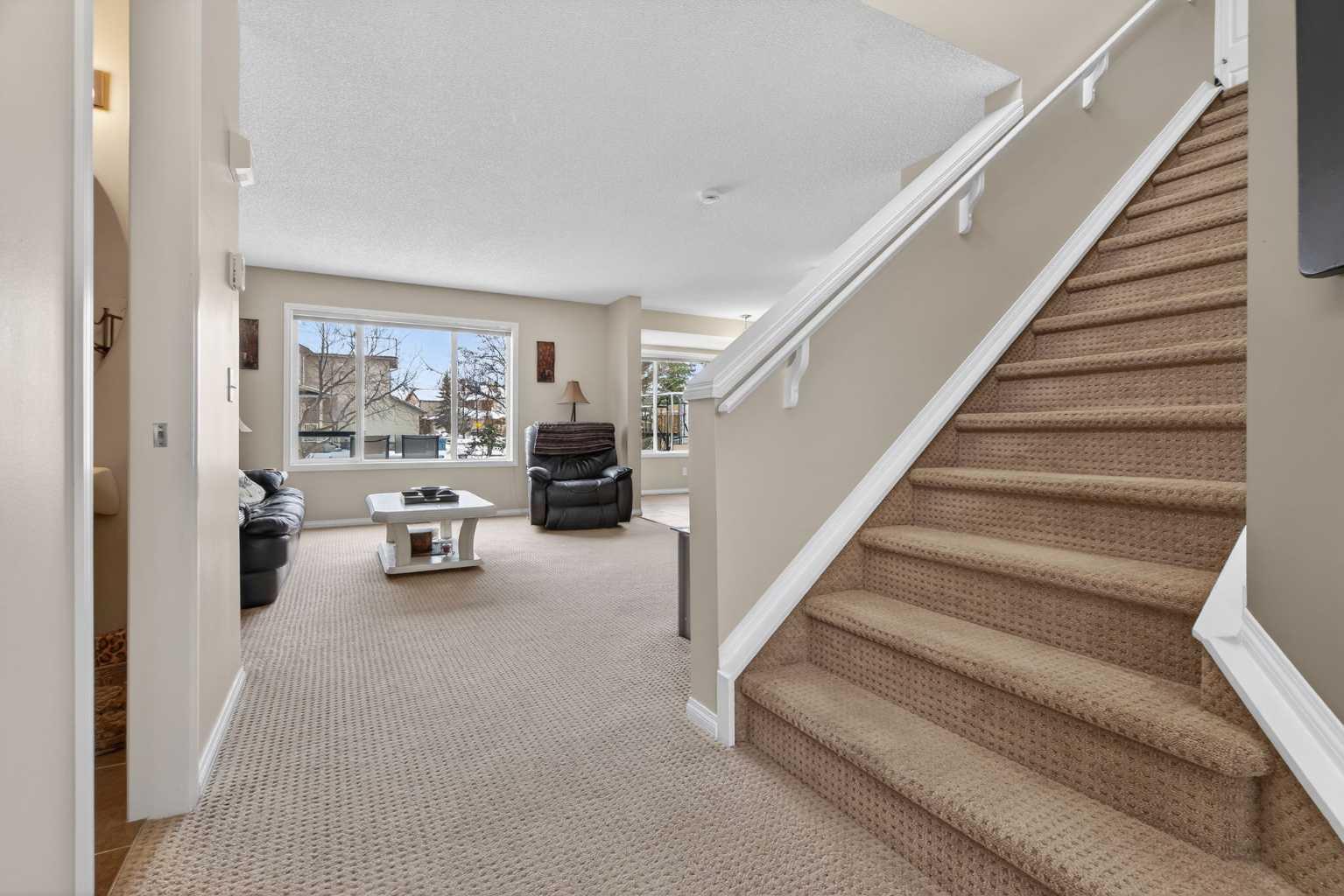 7 Cougar Ridge Bay SW